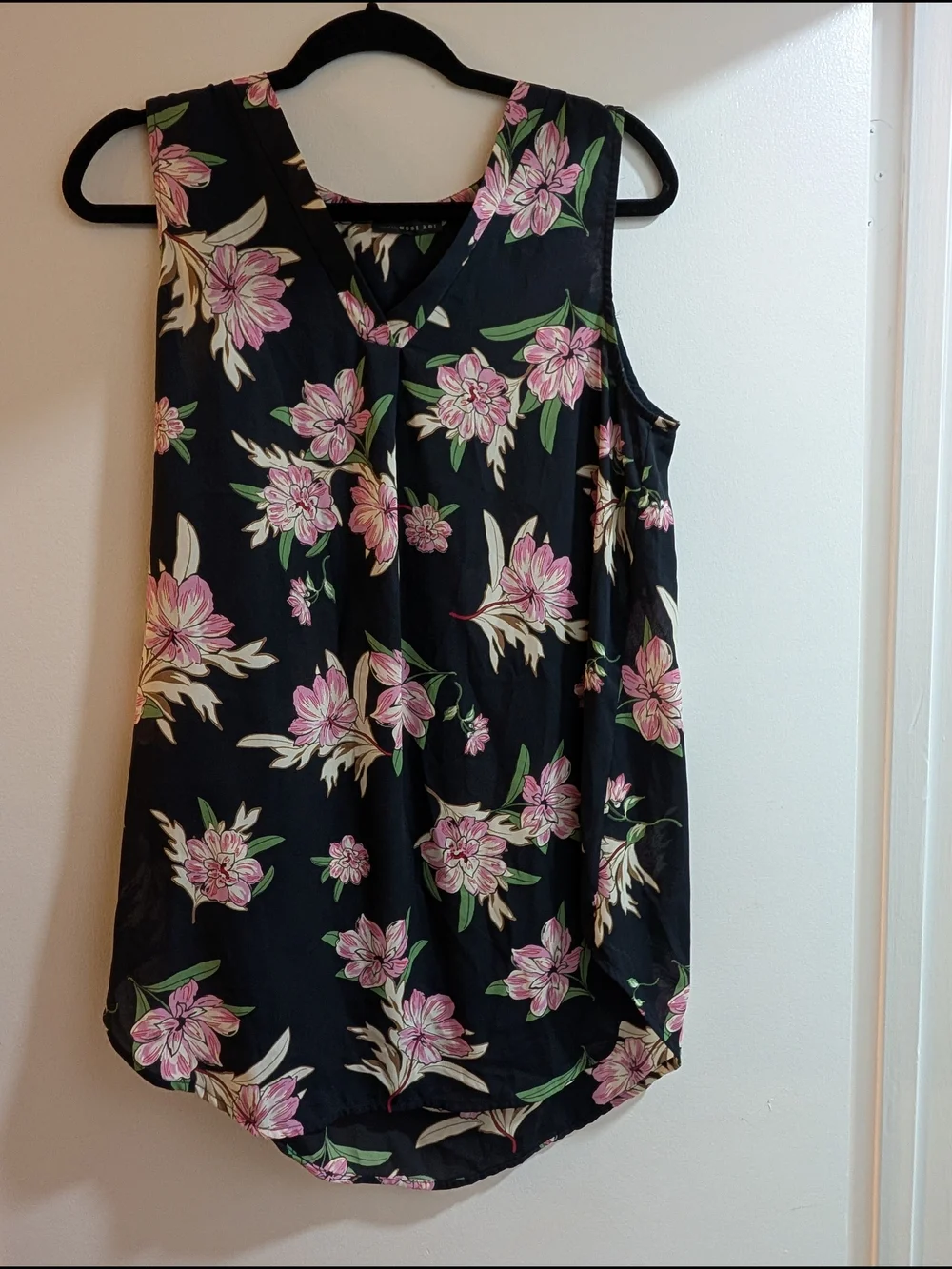 West Kei Sleeveless Floral V-Neck Blouse